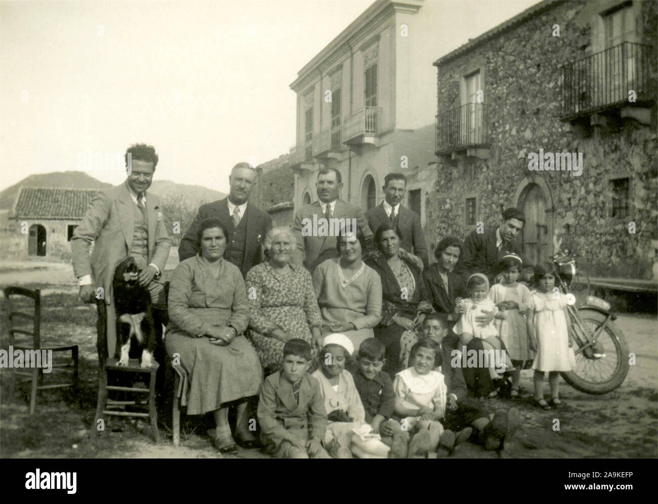 Gruppo di famiglia nel paese, Italia Foto Stock