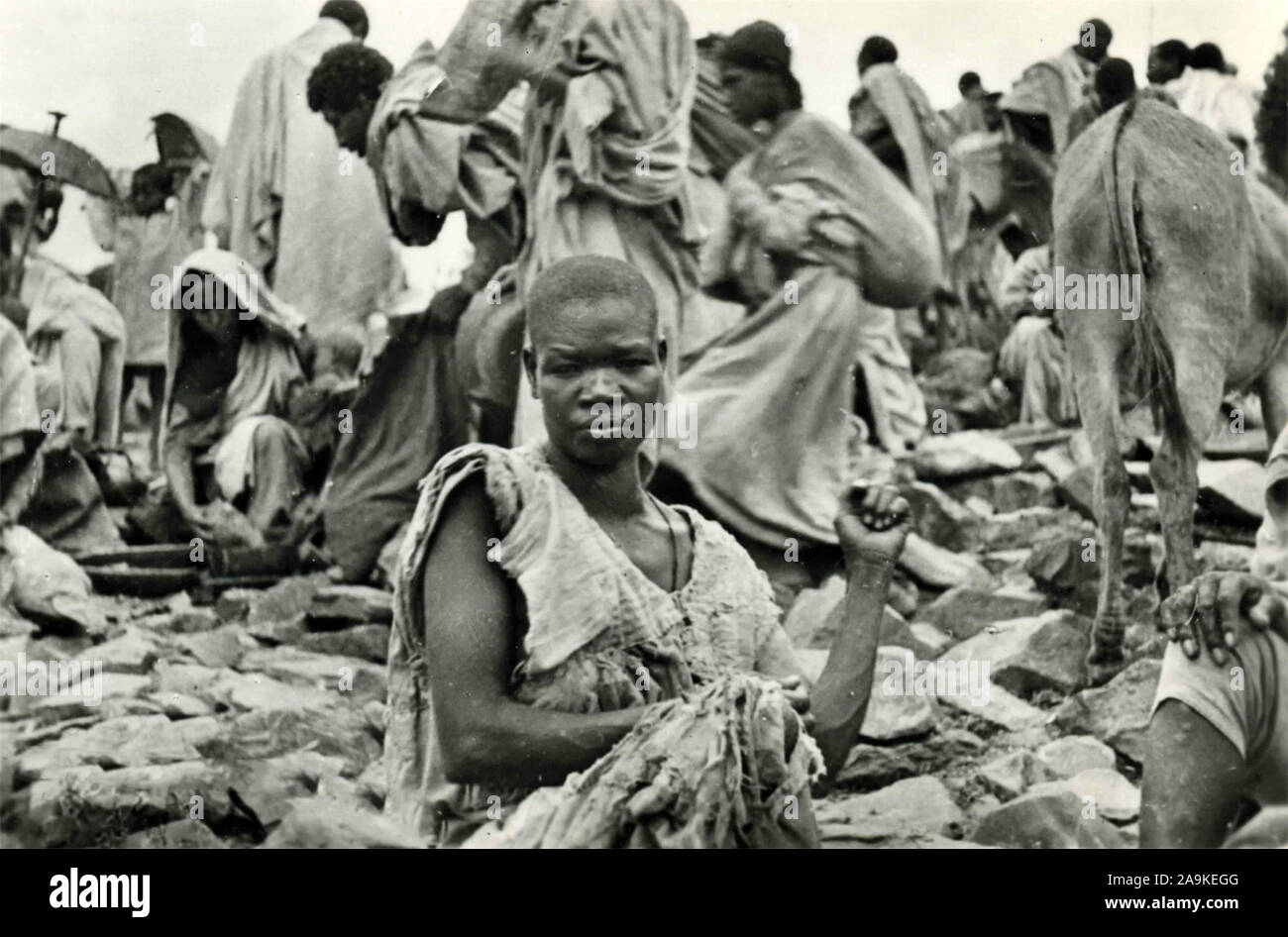 Una donna africana con i suoi capelli rasata in una cava di pietra Foto Stock
