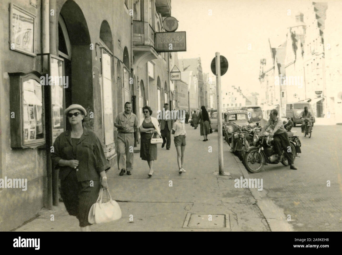 La gente che camminava per le strade di Ingolstadt, Germania Foto Stock