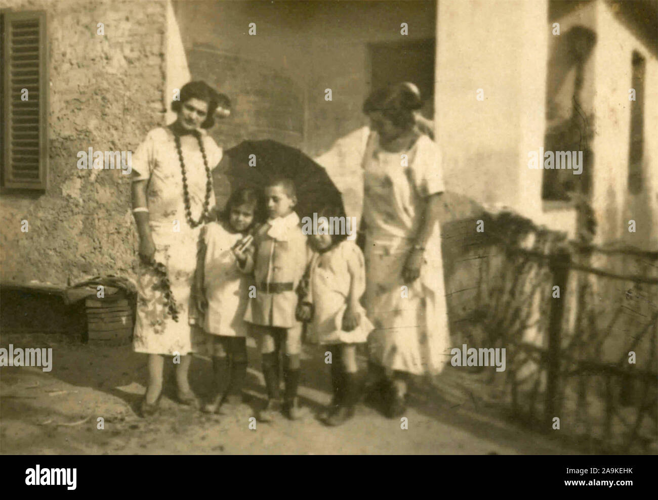 Due donne con tre figli, Italia Foto Stock