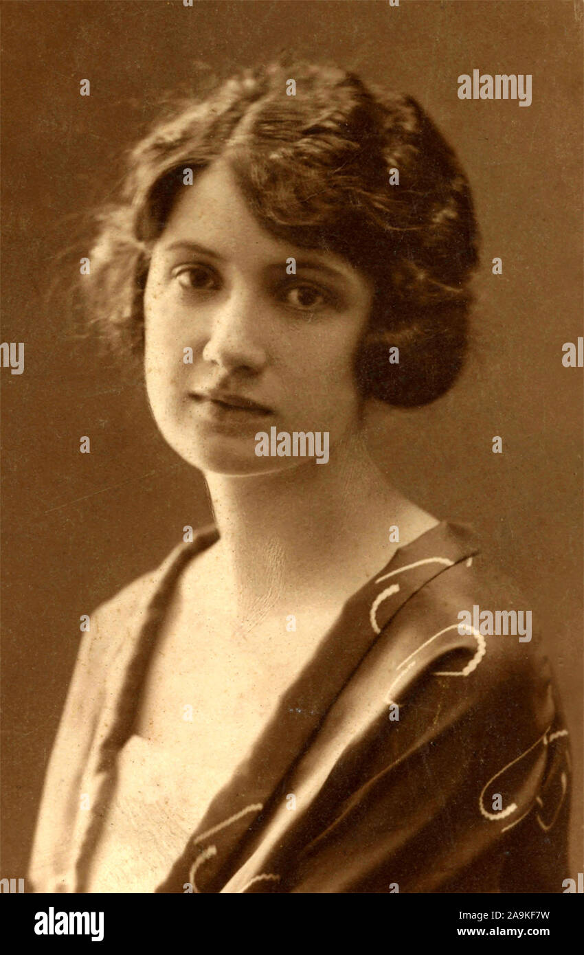 Ritratto di una donna con il tipico taglio di capelli di inizio 1900, Italia Foto Stock
