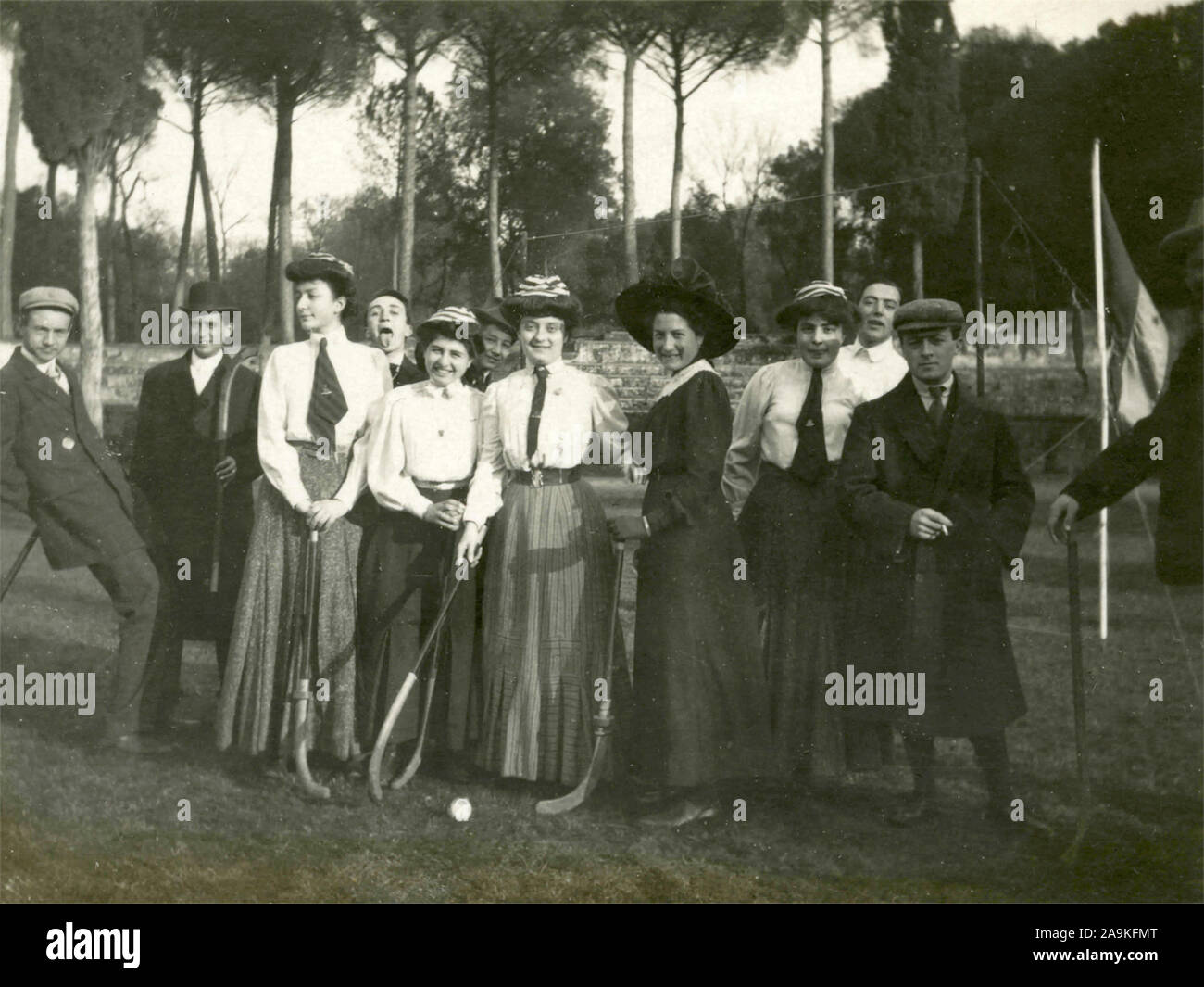 Un gruppo di uomini e donne dopo la riproduzione di hockey su prato, Italia Foto Stock