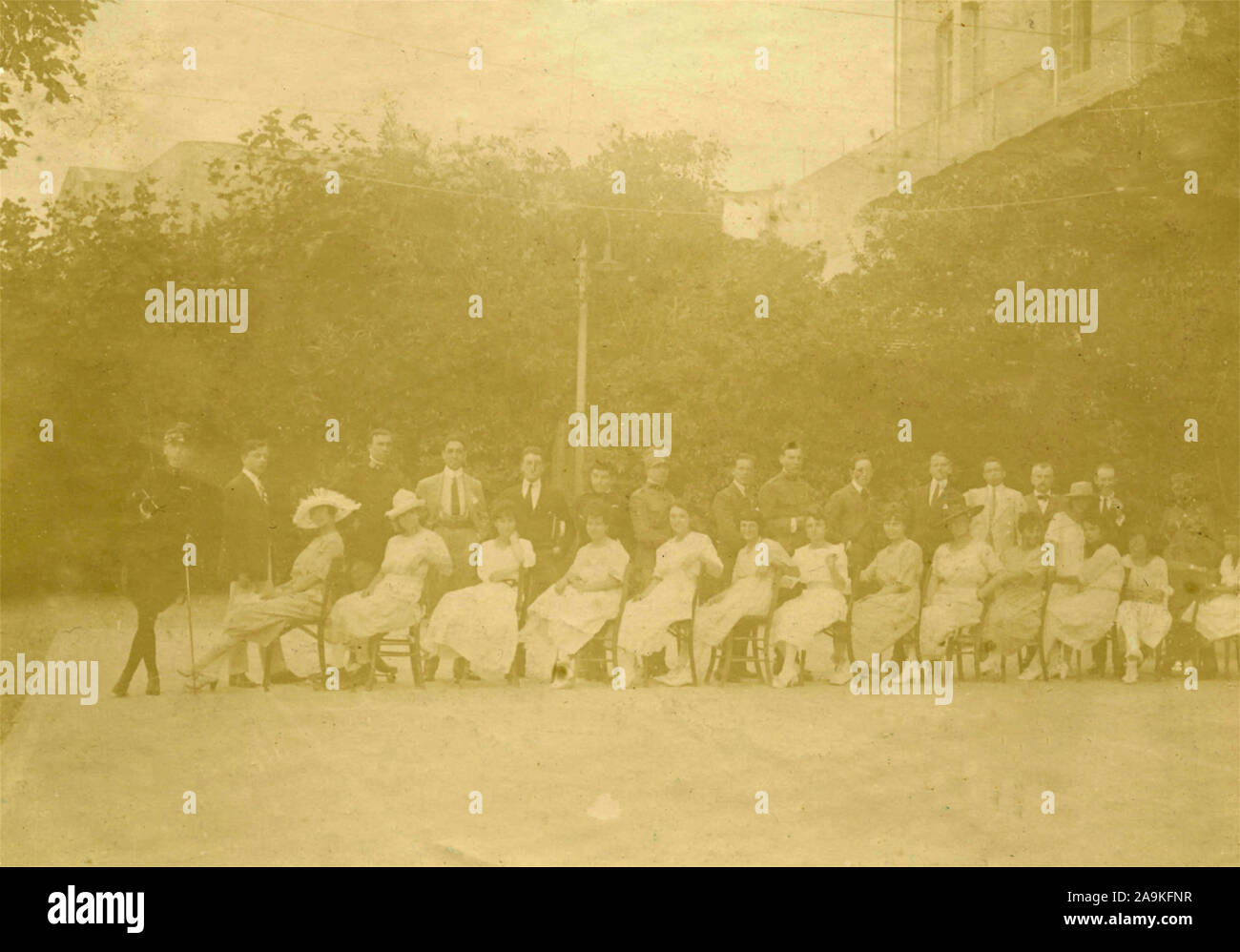 Un folto gruppo di donne con hat seduta e gli uomini in piedi, Italia Foto Stock