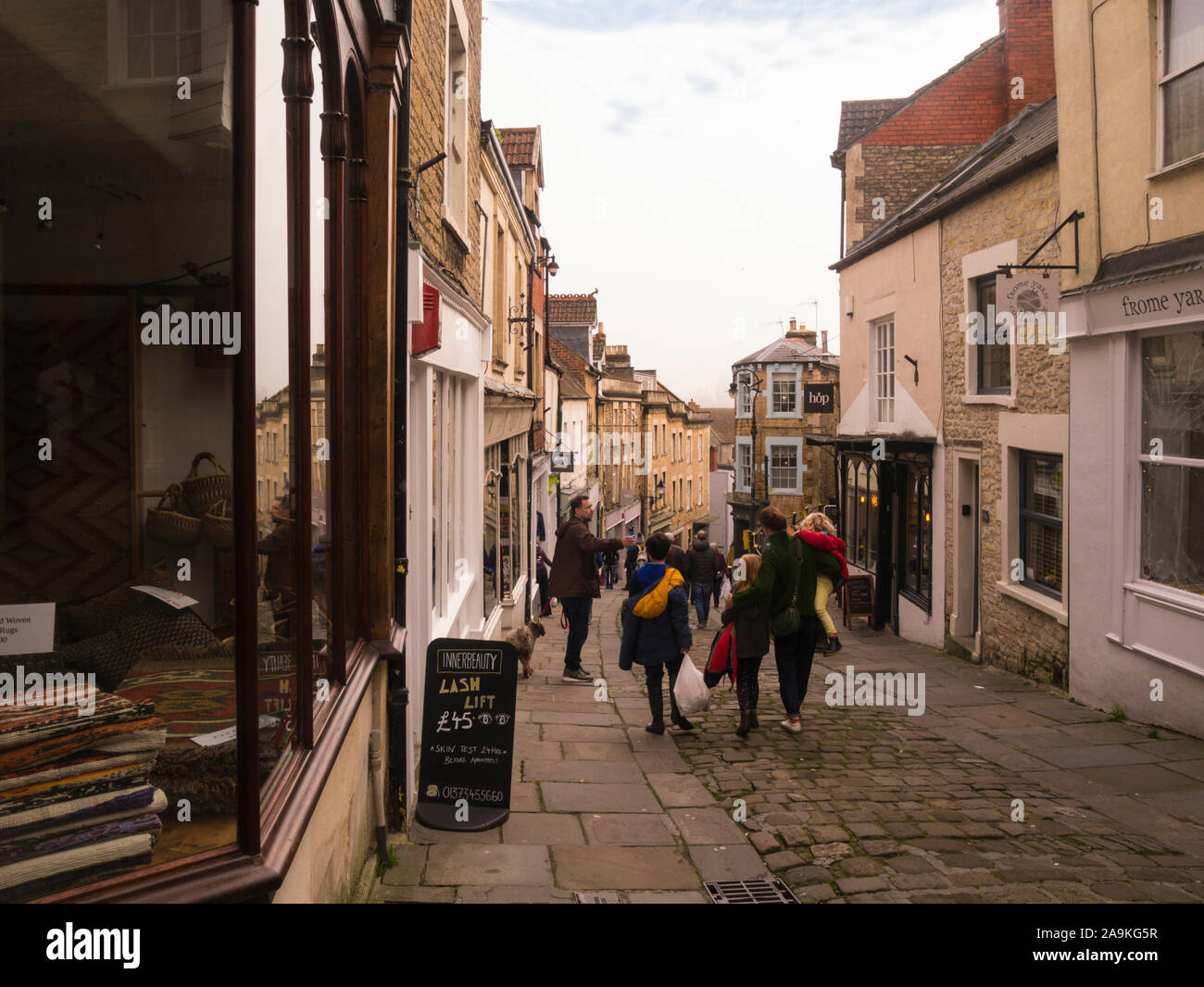 Visualizza in basso stretto Catherine Hill a Frome centro città con negozi indipendenti in edifici storici Somerset England Regno Unito è stato votato come uno dei migliori posti a l Foto Stock