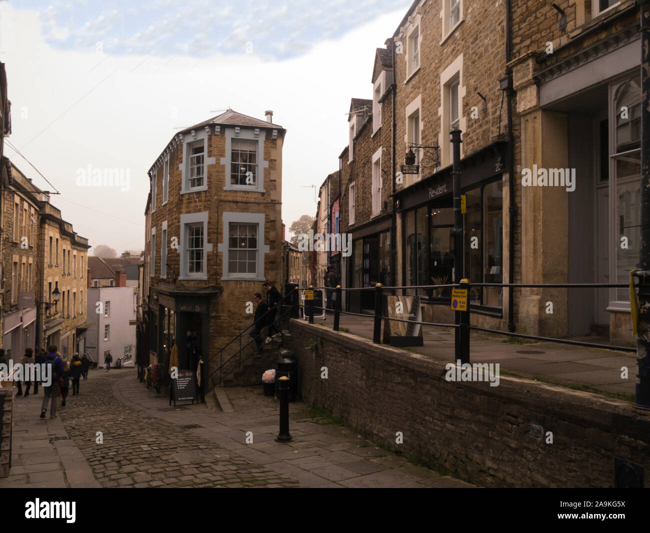 Visualizza in basso stretto Catherine Hill e Paolo Street a Frome centro città con negozi indipendenti in edifici storici Somerset England Regno Unito è stato votato come uno dei Foto Stock