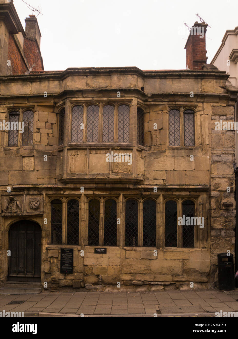 Tribunale di Glastonbury una multa tardo XV secolo in casa di paese in pietra primi Tudor facciata e interni con pannelli High Street Glastonbury Somerset England Regno Unito Foto Stock