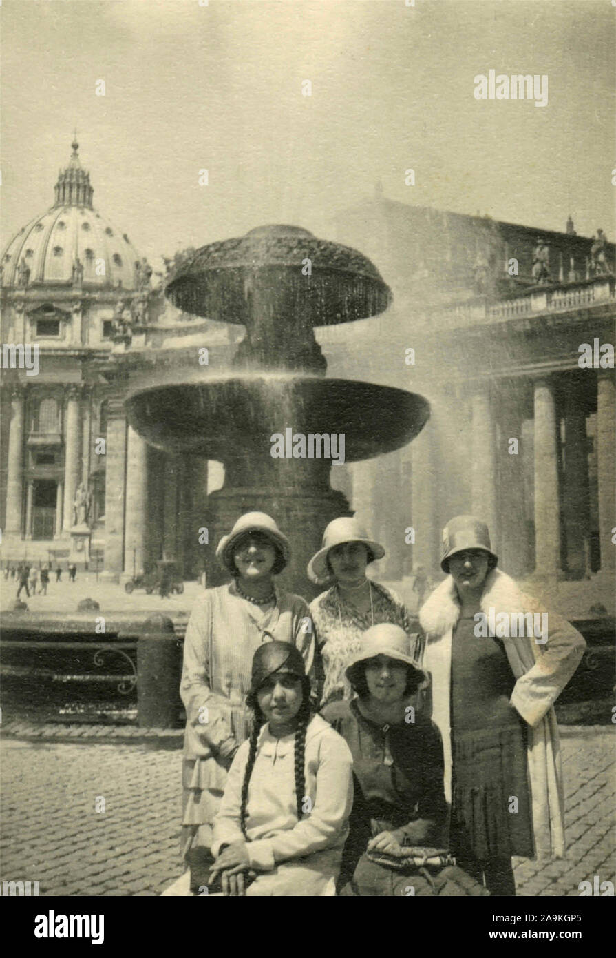 Cinque donne con cappelli in Piazza San Pietro, Roma, Italia Foto stock -  Alamy