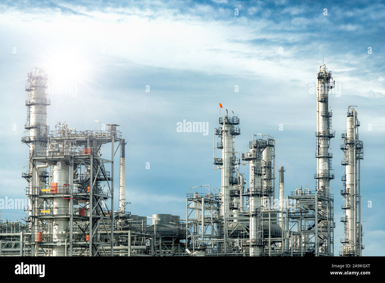 Vicino la visione industriale alla raffineria di petrolio vegetale industria modulo zona con sunrise e cielo molto nuvoloso Foto Stock