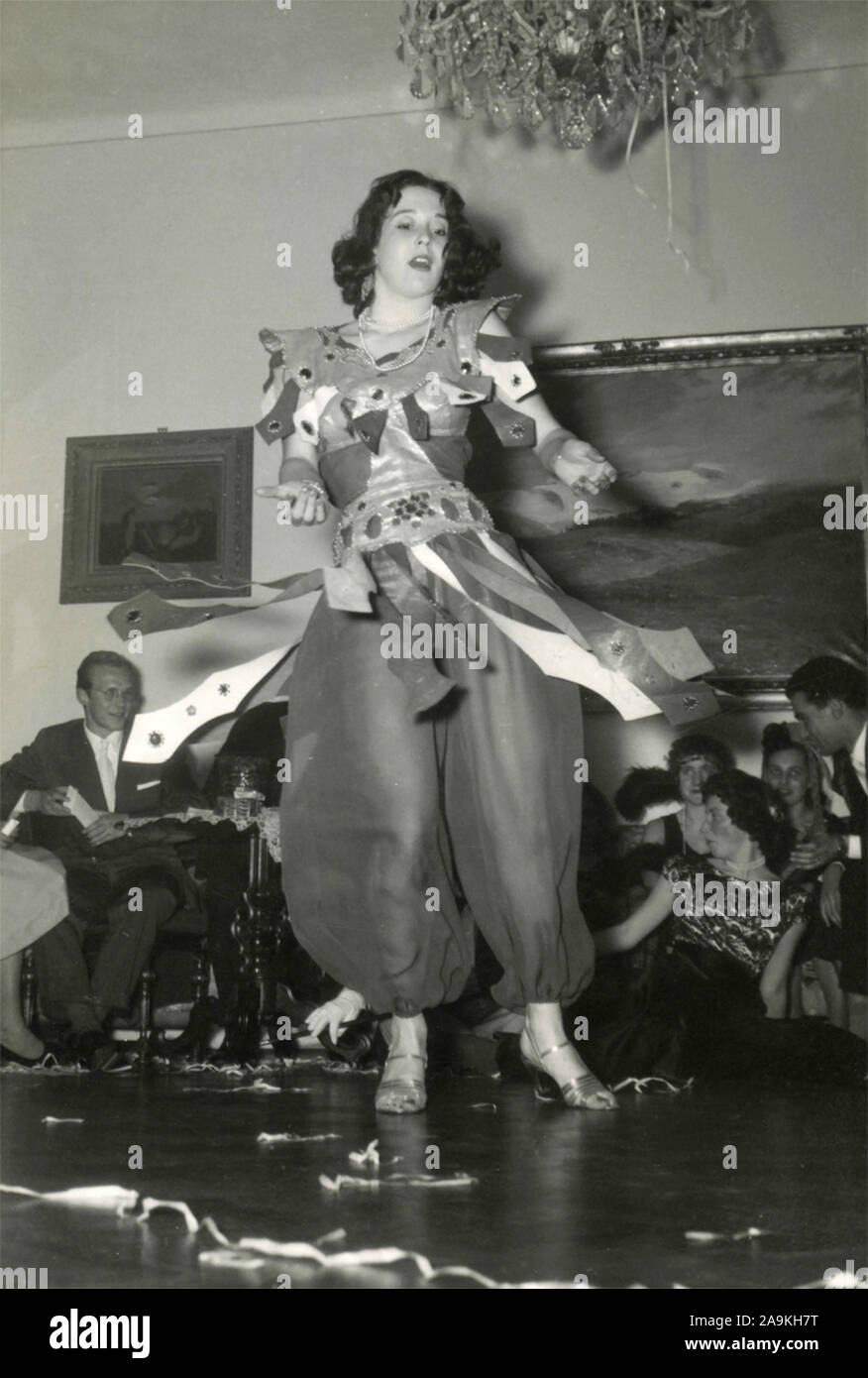 Una ragazza ad un ballo in maschera vestito come' odalisca, Italia Foto Stock