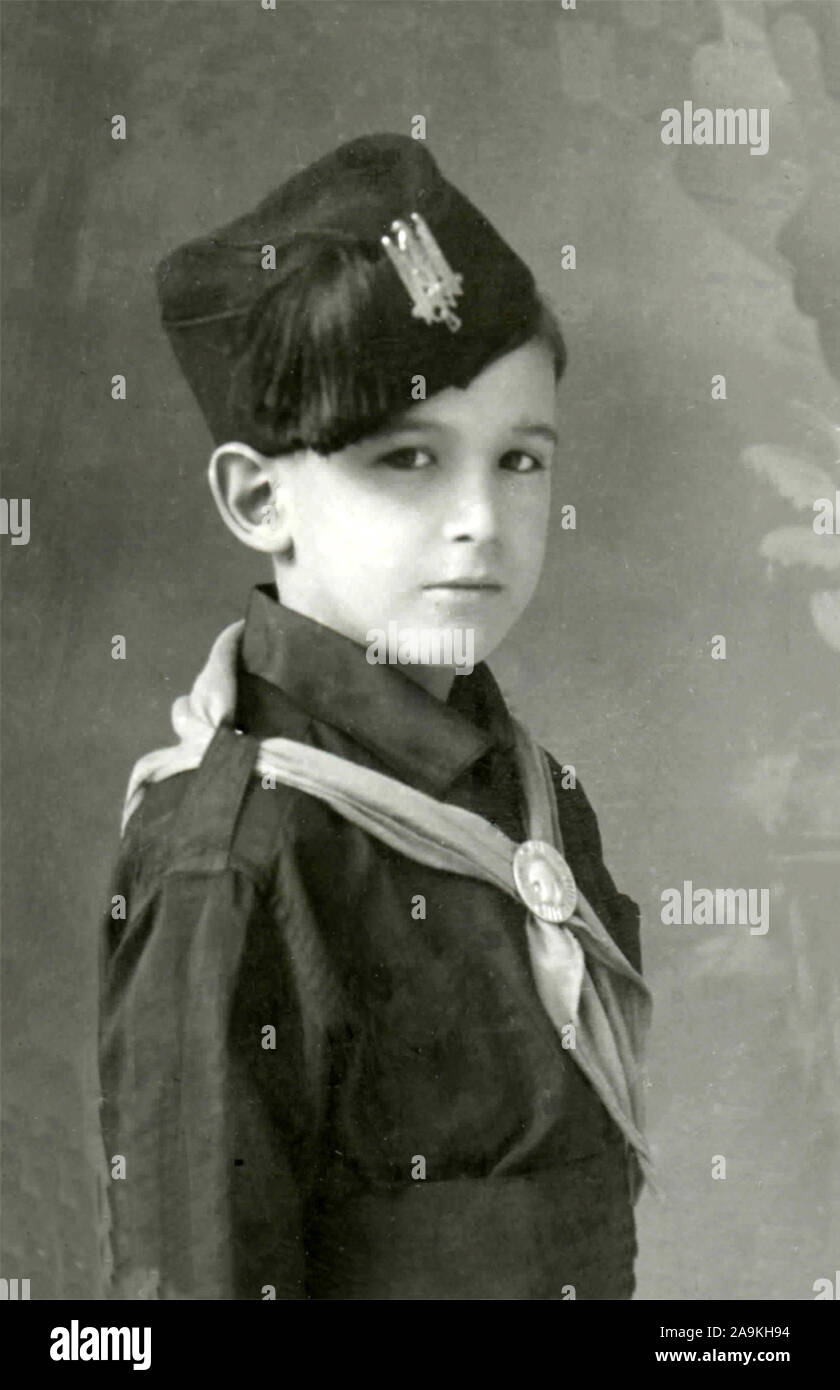 Ritratto di un bambino vestito in uniforme fascista del Balilla, Italia Foto Stock