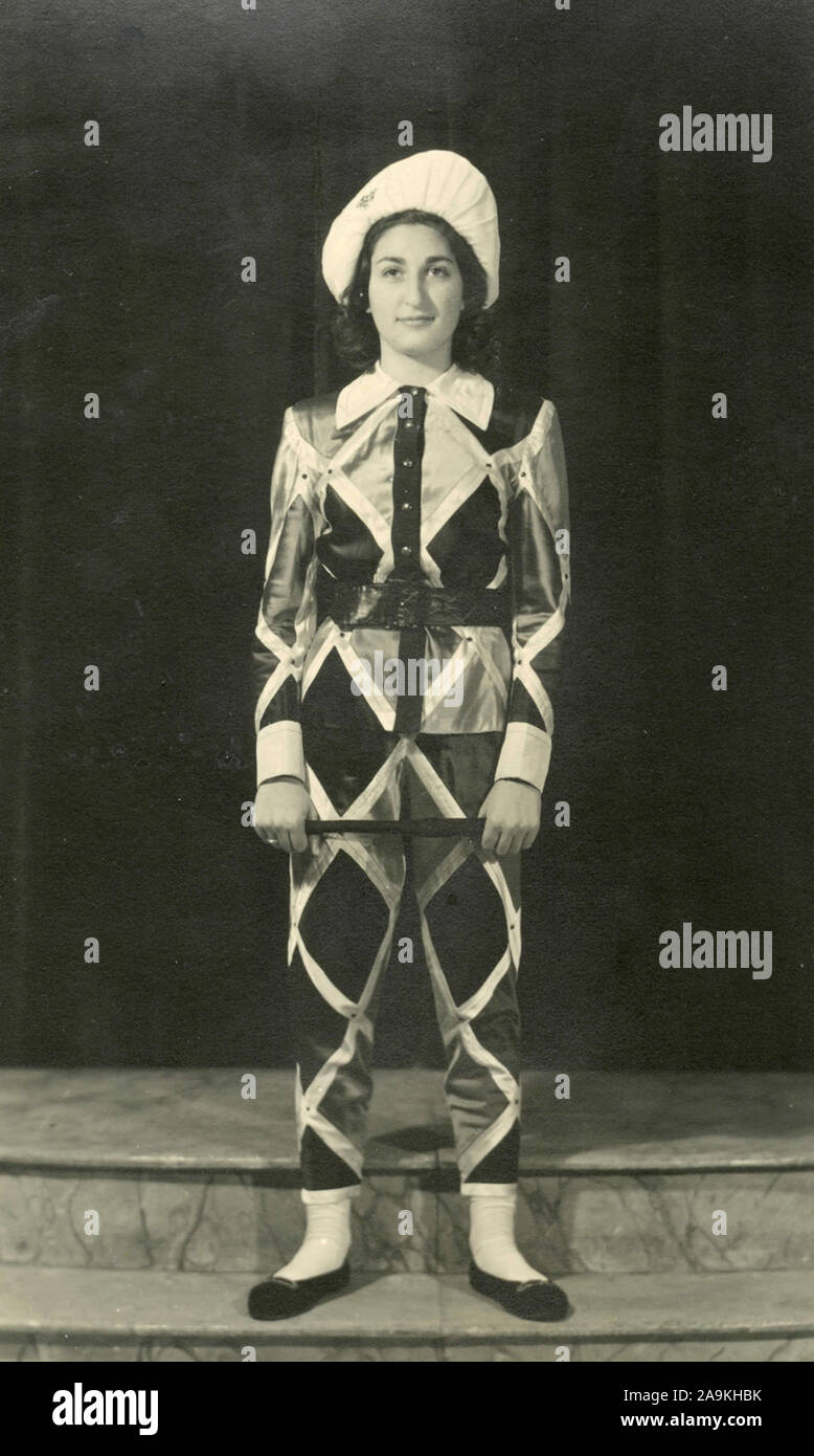 Una ragazza con una maschera di Arlecchino, Italia Foto Stock