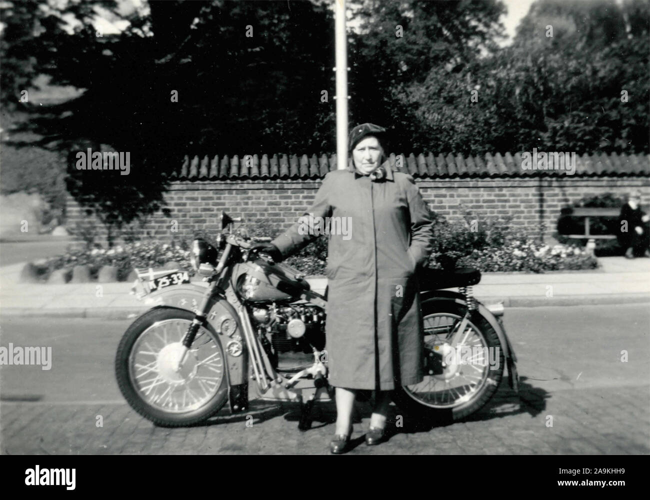 Una donna accanto a un motociclo, Danmark Foto Stock