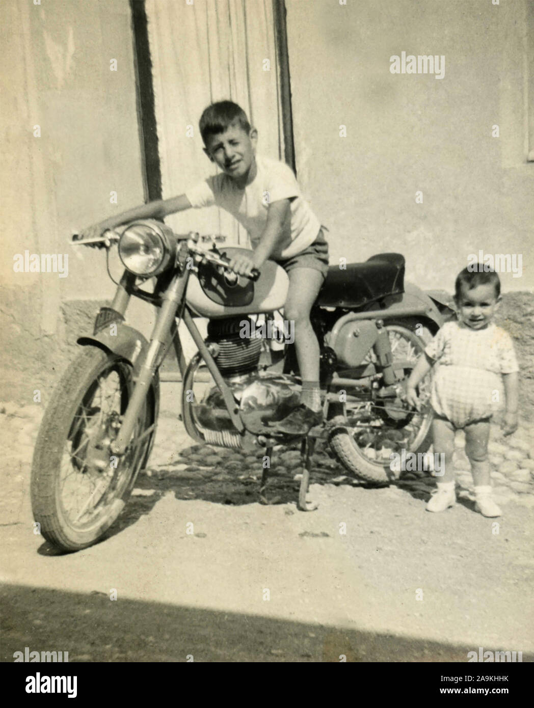 Un ragazzino su un motociclo , Italia Foto Stock