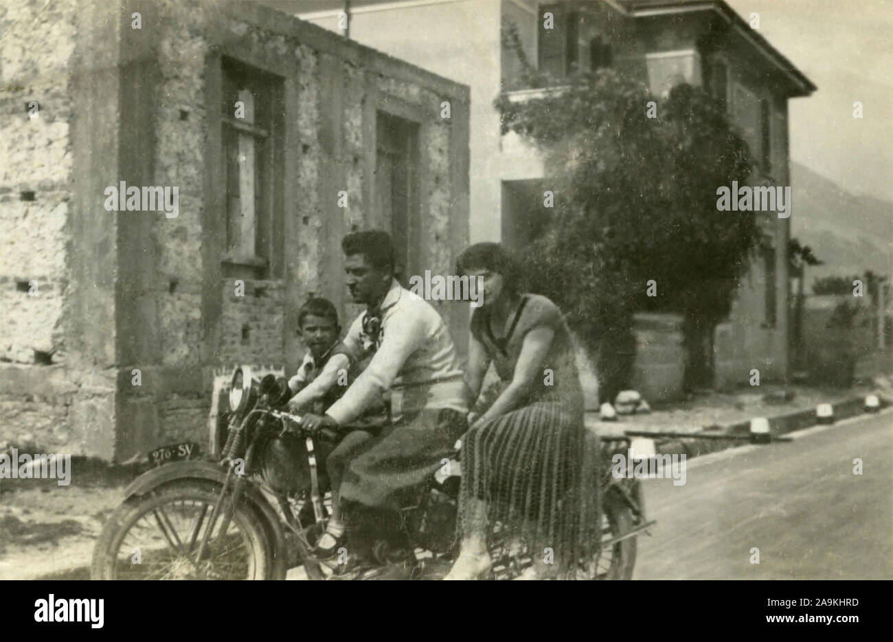 Una famiglia su un motociclo , Italia Foto Stock