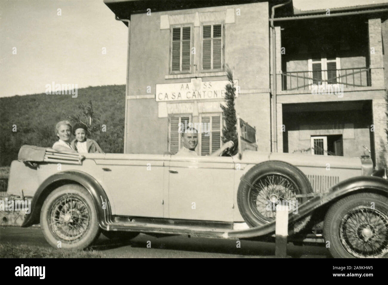 Una famiglia su una autovettura convertibile , Italia Foto Stock