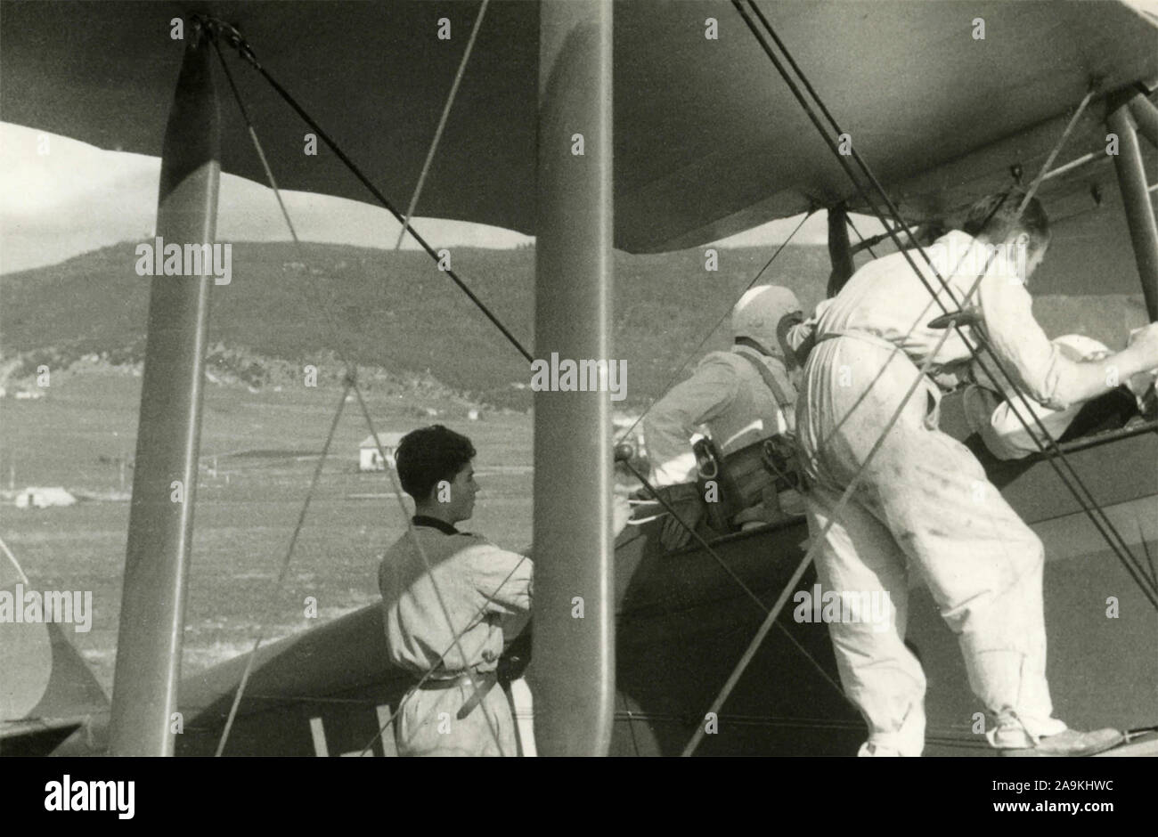 Preparazione per la partenza del biplano , Italia Foto Stock