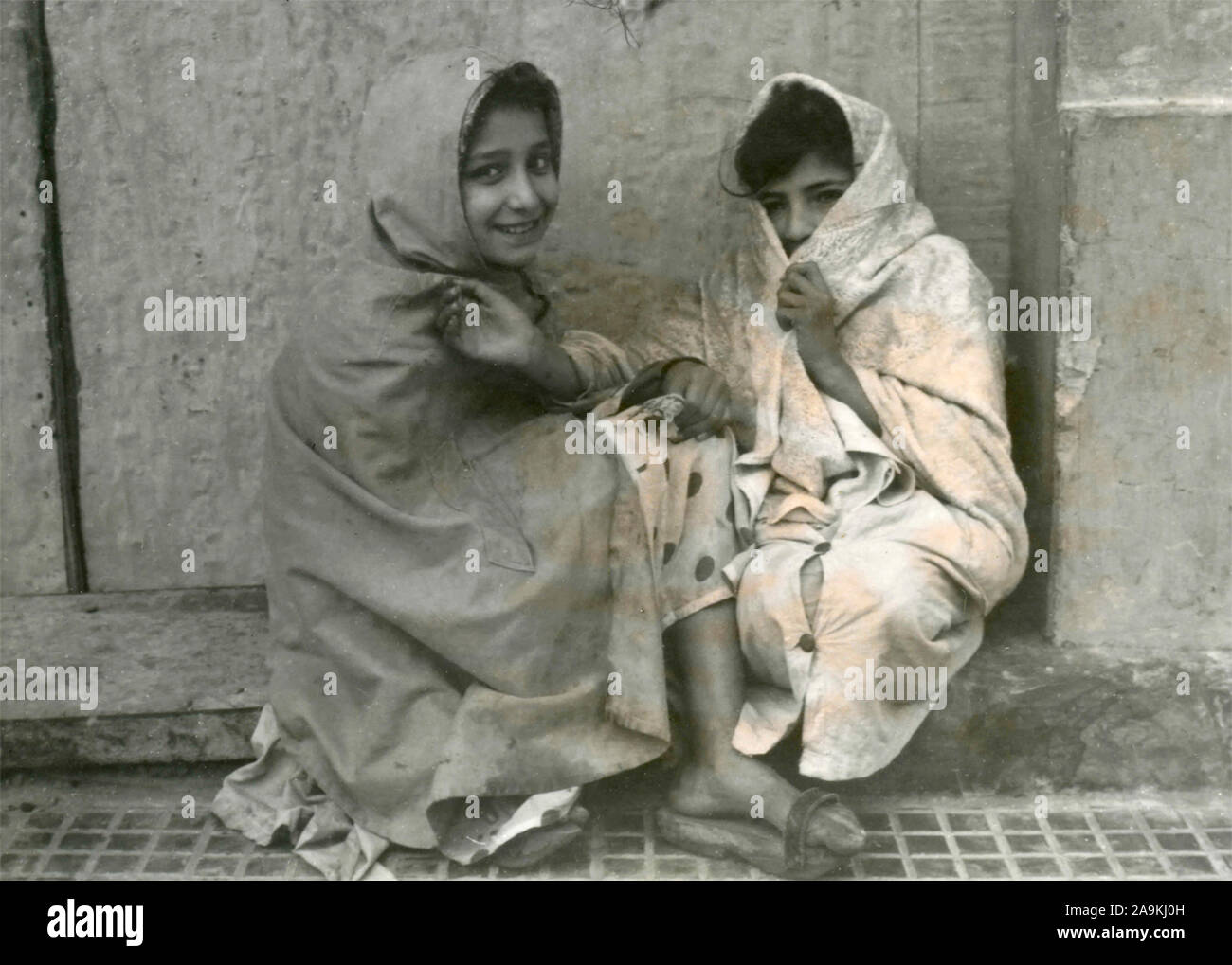 Due ragazze seduta in strada a Tunisi, Tunisia Foto Stock
