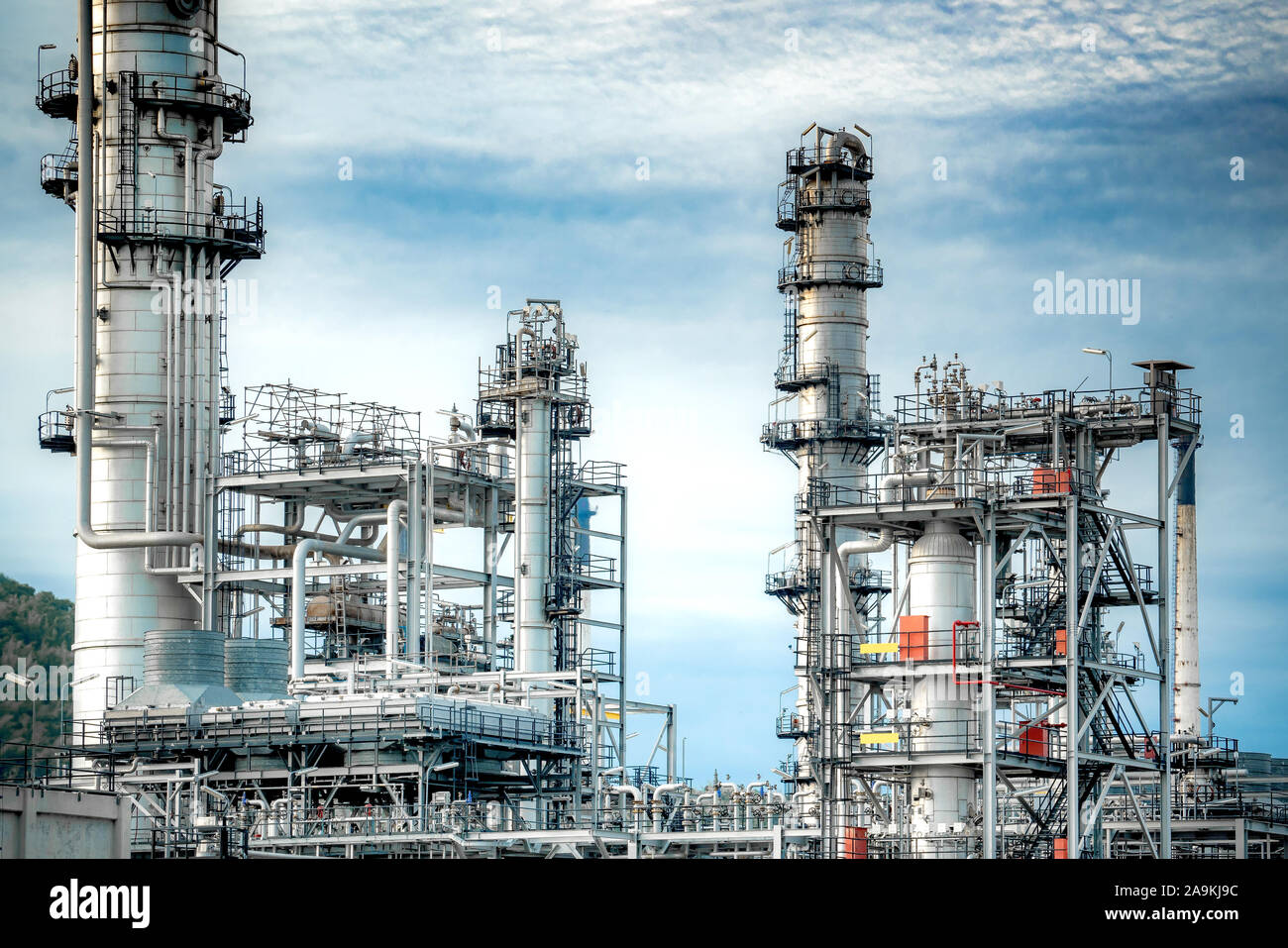 Vicino la visione industriale alla raffineria di petrolio vegetale industria modulo zona con sunrise e cielo molto nuvoloso Foto Stock