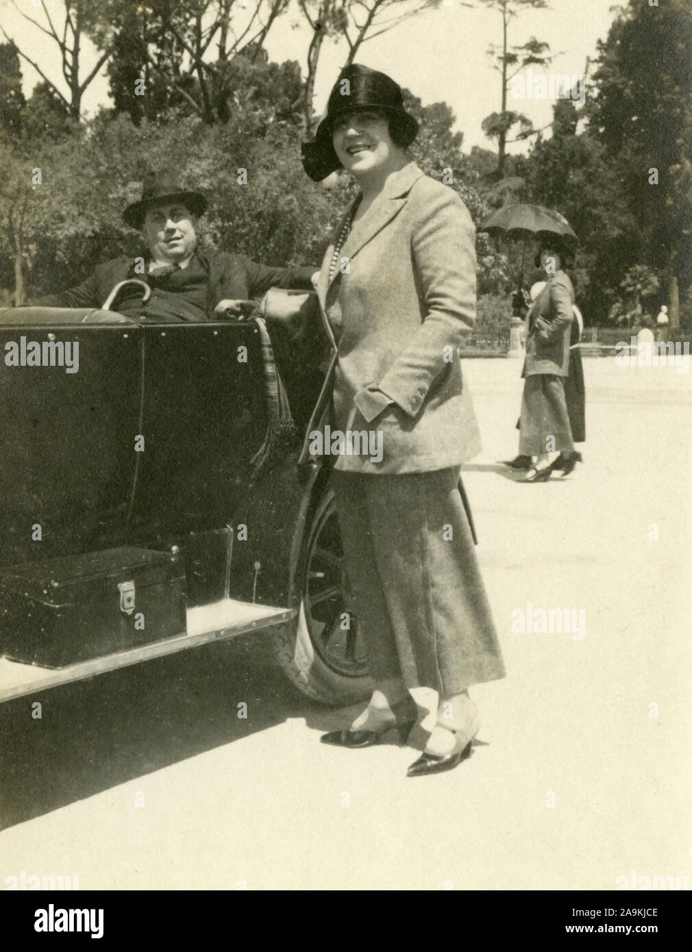 La donna accanto a un auto, Italia Foto Stock