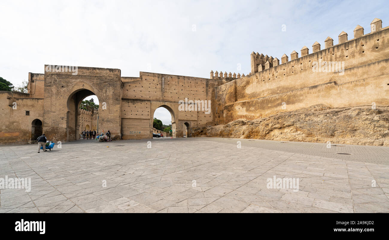 Fez, in Marocco. Il 9 novembre 2019. Una vista del Bab Chems gate e le antiche mura della città Foto Stock