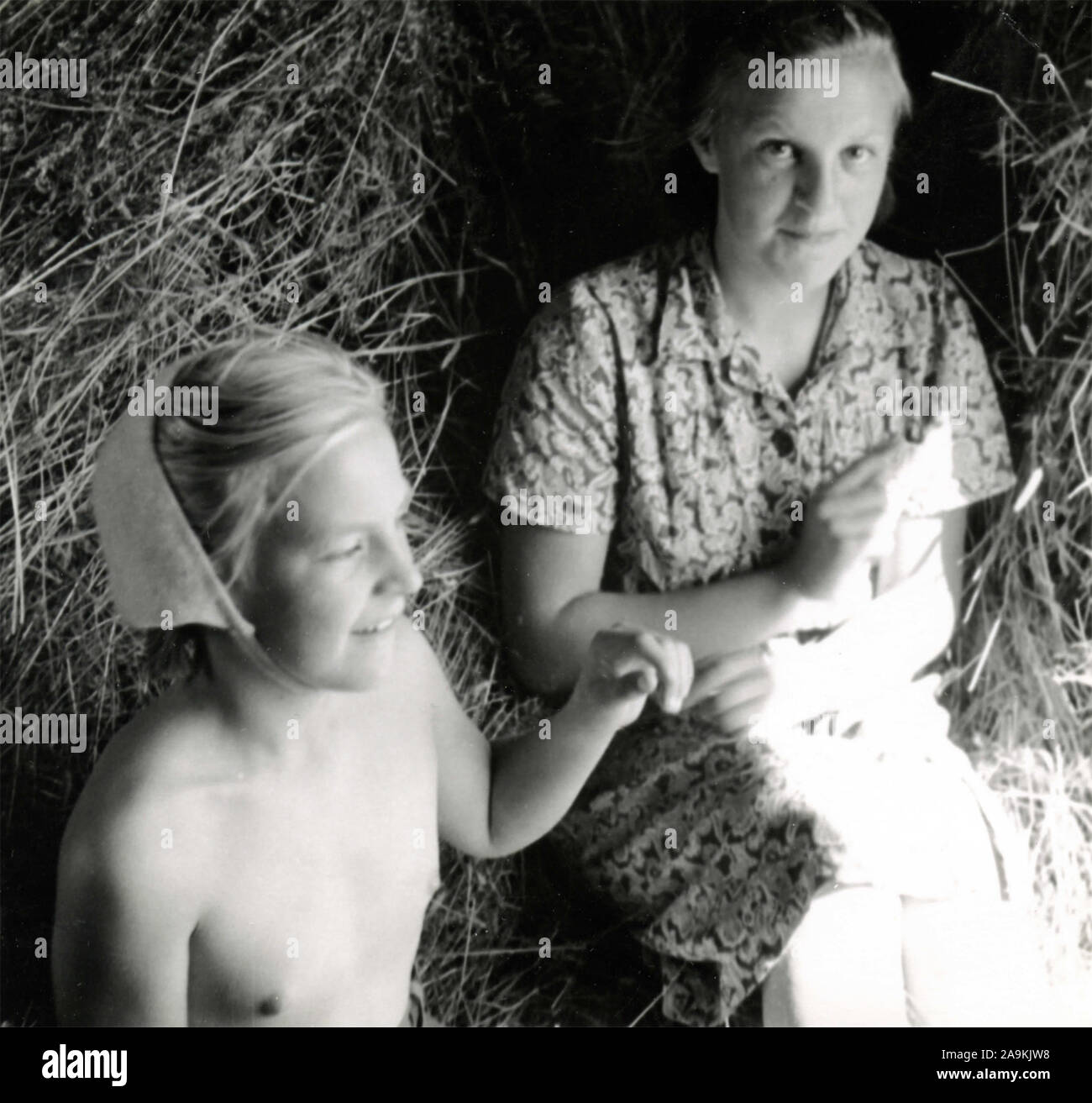Madre e figlia in rurale pagliaio, Danimarca Foto Stock