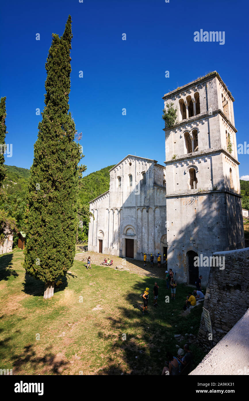 Serramonacesca, Italia - agosto 2019, 04: la facciata dell'Abbazia e il campanile medievale di San Liberatore a Majella a Serramonacesca in Abruzzo (Italia) Foto Stock