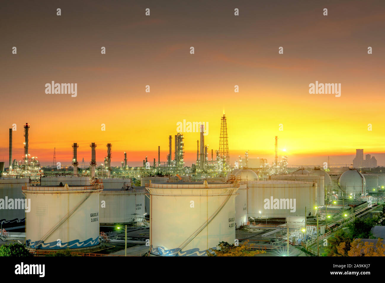 Il petrolio e il gas industriale-impianto di raffineria al crepuscolo Foto Stock