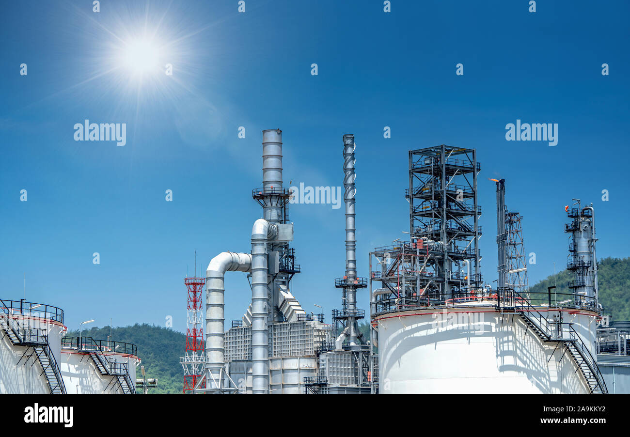 Vicino la visione industriale alla raffineria di petrolio vegetale industria modulo zona con sunrise e cielo molto nuvoloso Foto Stock