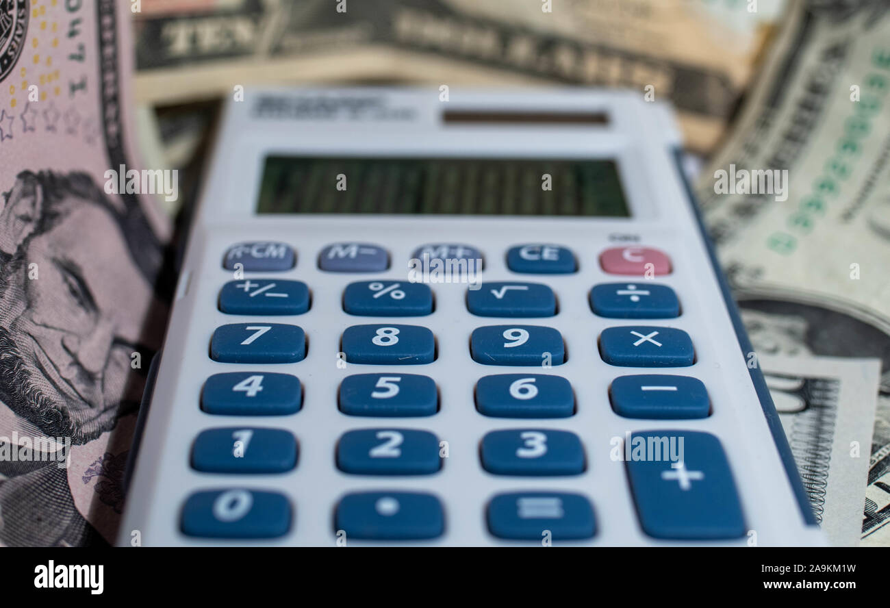 Calcolatrice con denaro in background Foto Stock