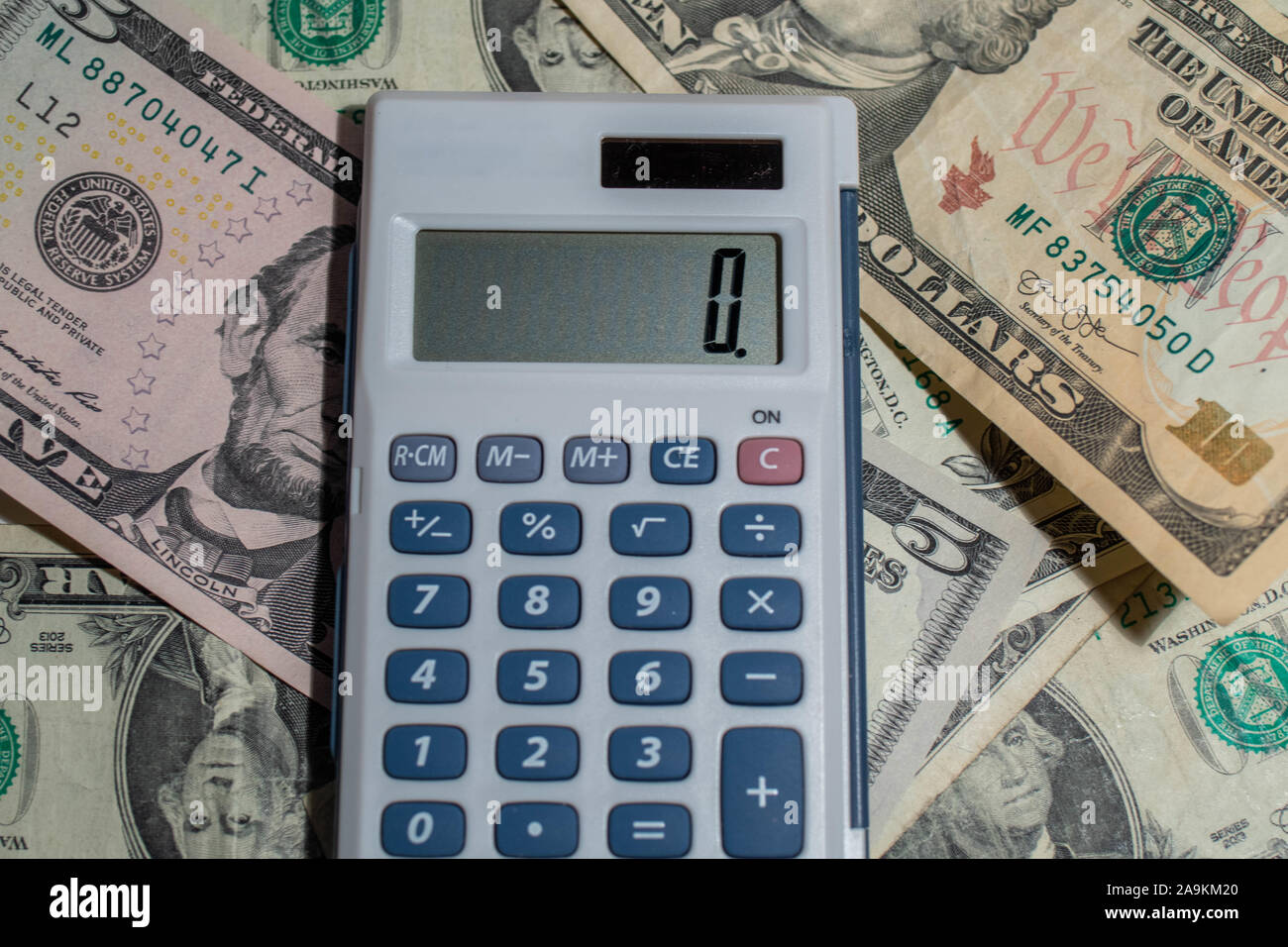 Calcolatrice con denaro in background Foto Stock