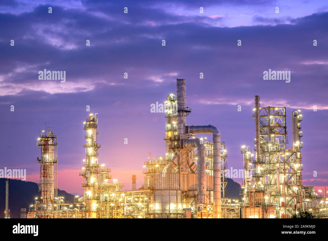 Il petrolio e il gas industriale-impianto di raffineria al crepuscolo Foto Stock