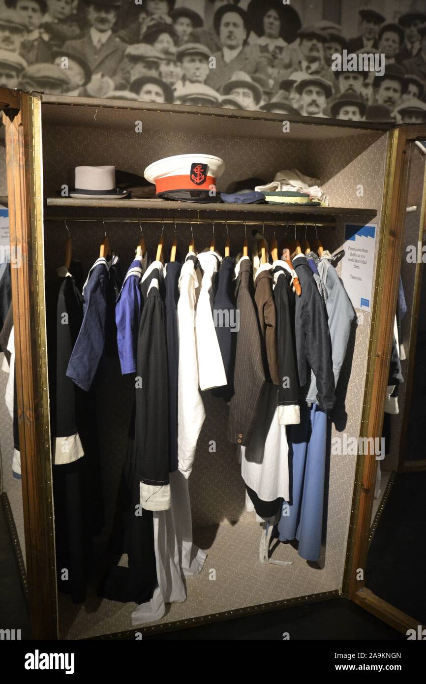 Wardrobe in the Titanic Story, una mostra al SeaCity Museum di Southampton, Hampshire, Regno Unito Foto Stock
