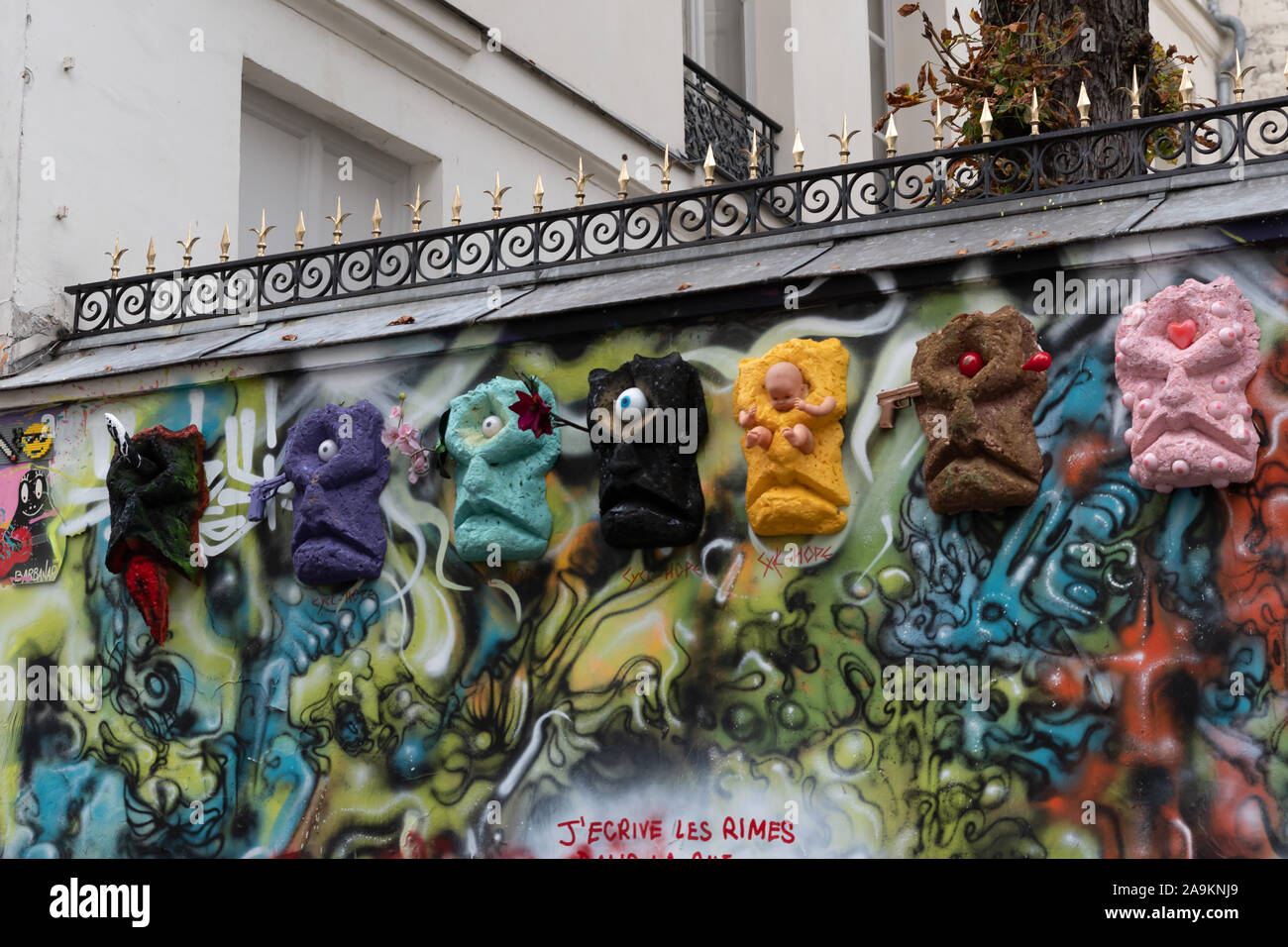 Guardando la casa di Serge Gainsbourg, Parigi, Francia Foto Stock