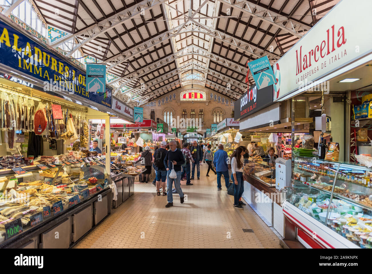 Interno del Mercado Central (Mercato Centrale) a Valencia in Spagna. Si tratta di uno dei più grande coperta di alimenti freschi mercati in Europa. Foto Stock