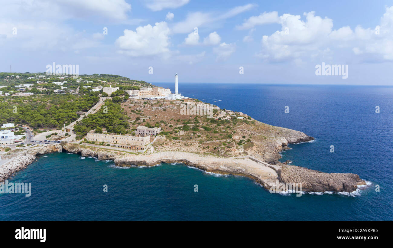 Foto aerea di bianco faro di Santa Maria di Leuca sulla cima della collina, il punto più meridionale del Salento, si affaccia su due mari il Mar Ionio e l'annuncio Foto Stock