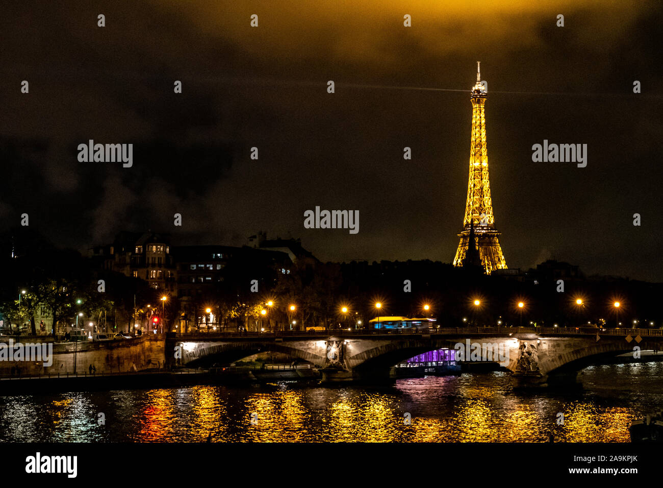 La torre Eiffel di notte, Parigi Foto Stock
