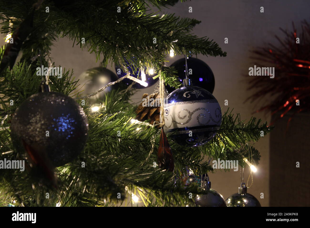 Le palle di Natale di close-up. Le sfere di lucido su un ramo. Gerlyaddy incandescente. Albero di natale. Foto Stock