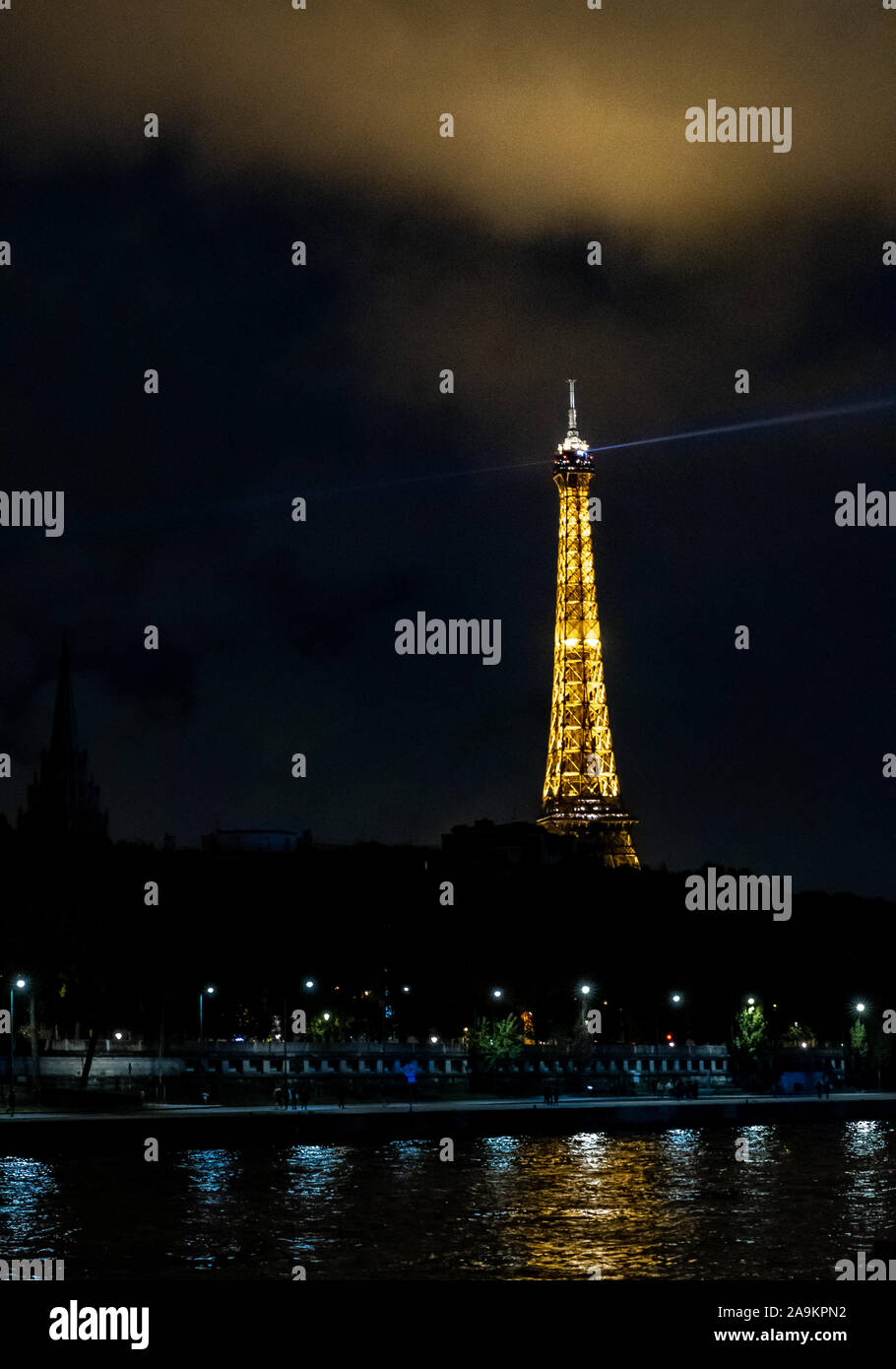 La torre Eiffel di notte, Parigi Foto Stock