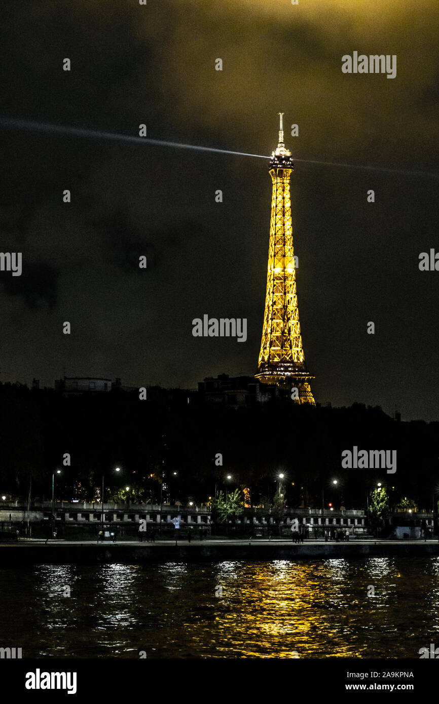 La torre Eiffel di notte, Parigi Foto Stock