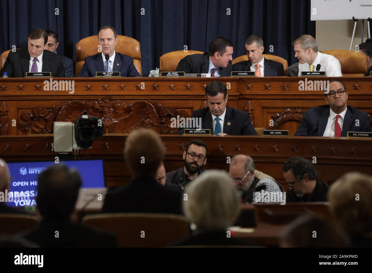 Rappresentante degli Stati Uniti Adam Schiff (Democratico della California), Presidente, noi Casa permanente del Comitato di selezione sulla Intelligence (seconda a sinistra) parla mentre il repubblicano membri del comitato conferiscono durante l'ex U.S. Ambasciatore di Ucraina Marie Yovanovitch testimonianza della prima casa comitato di intelligence in Longworth House Edificio per uffici a Capitol Hill Novembre 15, 2019 a Washington, DC. Nella seconda impeachment audizione in sede di commissione, casa dei democratici di continuare a costruire un caso contro di noi Presidente Trump nei suoi sforzi di link STATI UNITI aiuti militari all'Ucraina per la nazione Foto Stock
