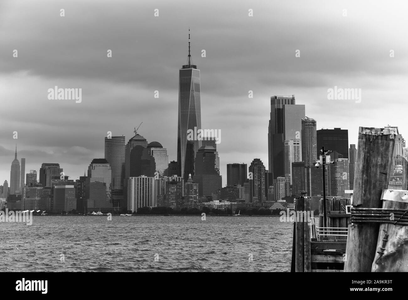 Paesaggio urbano del quartiere finanziario di Manhattan da Liberty Island, in un giorno di nebbia. Foto Stock