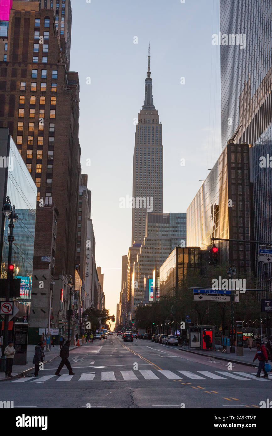 L'Empire state Building fotografò all'alba, West 34th Street e 8th Avenue, New York City, Stati Uniti d'America. Foto Stock