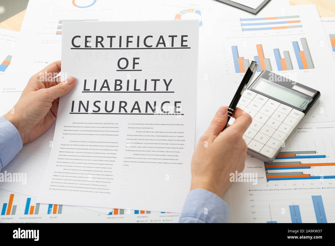 Certificato di assicurazione di responsabilità civile concetto, documenti sul desktop Foto Stock