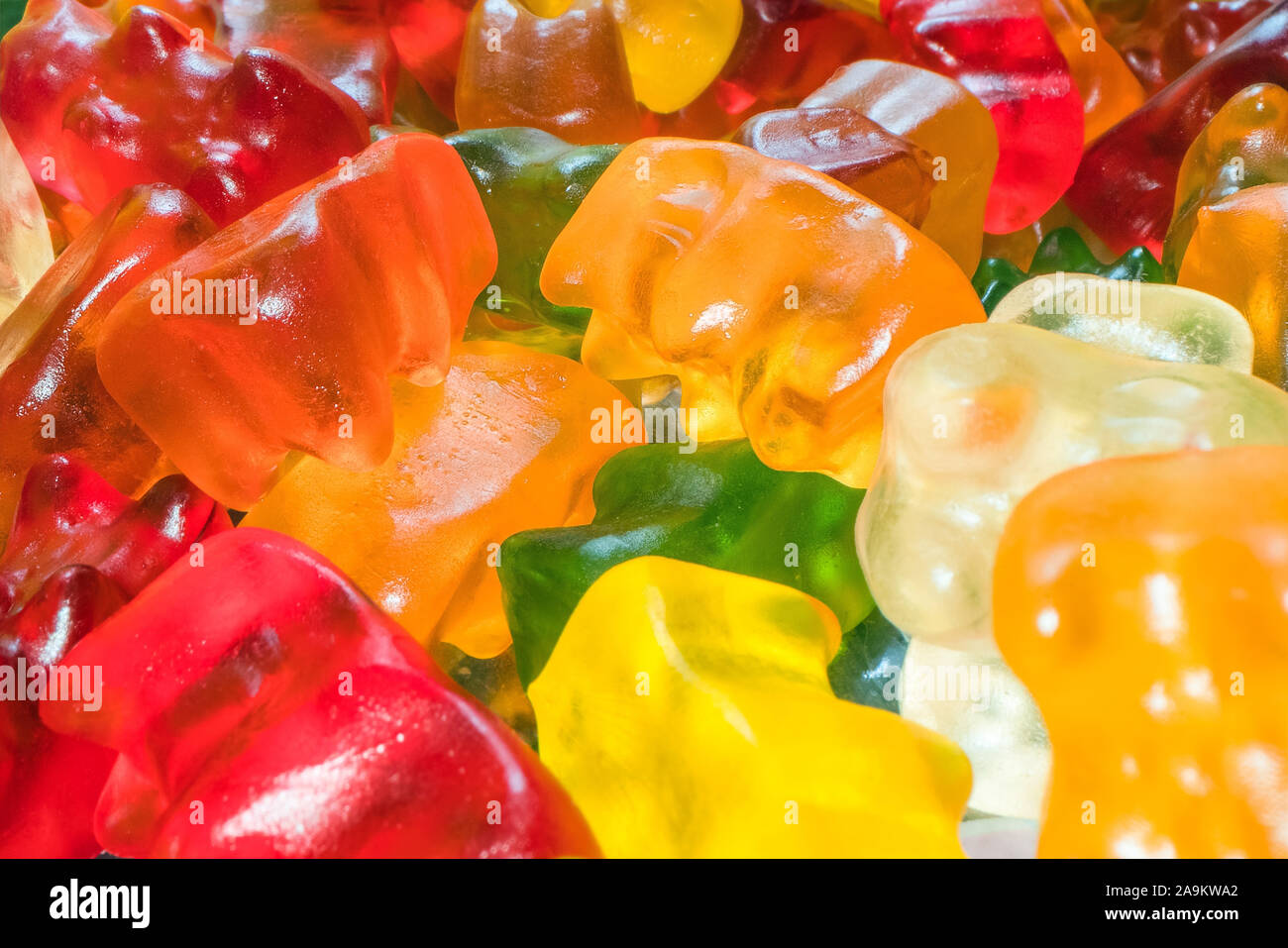 Pila di deliziosi e colorati di Gummy Bears candy. Marco colpo di Gummy Bear caramelle gommose Foto Stock