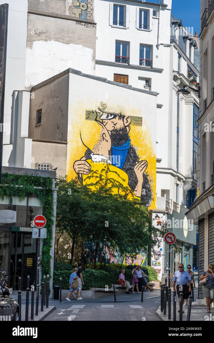 Parigi, Francia - 25 agosto 2019: la gente a camminare per strada con graffiti di Tintin baciare il Capitano Haddock Foto Stock