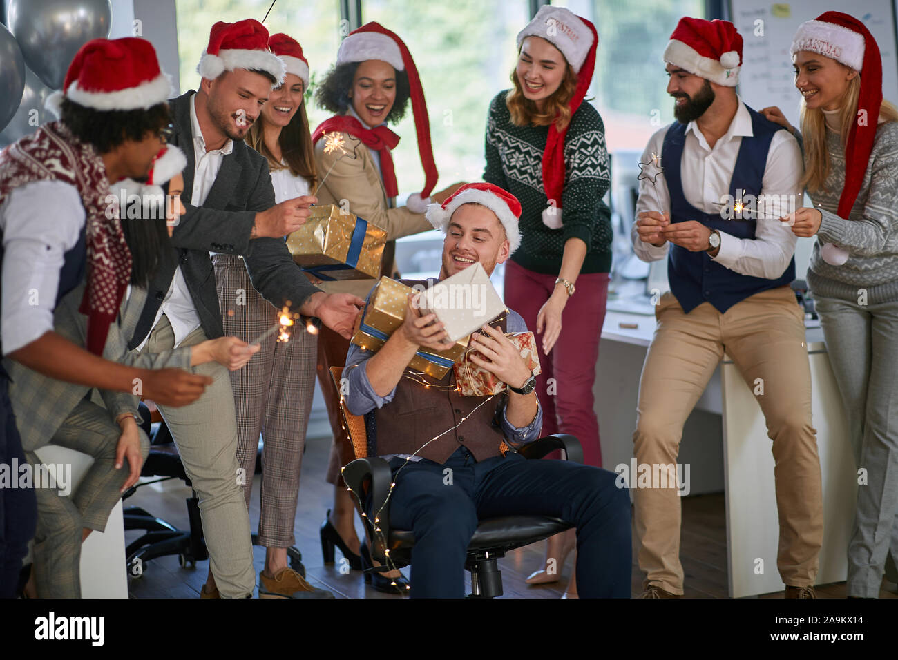 La gente di affari hanno festa di Natale alla società.felice la gente di affari in santa hat. Foto Stock