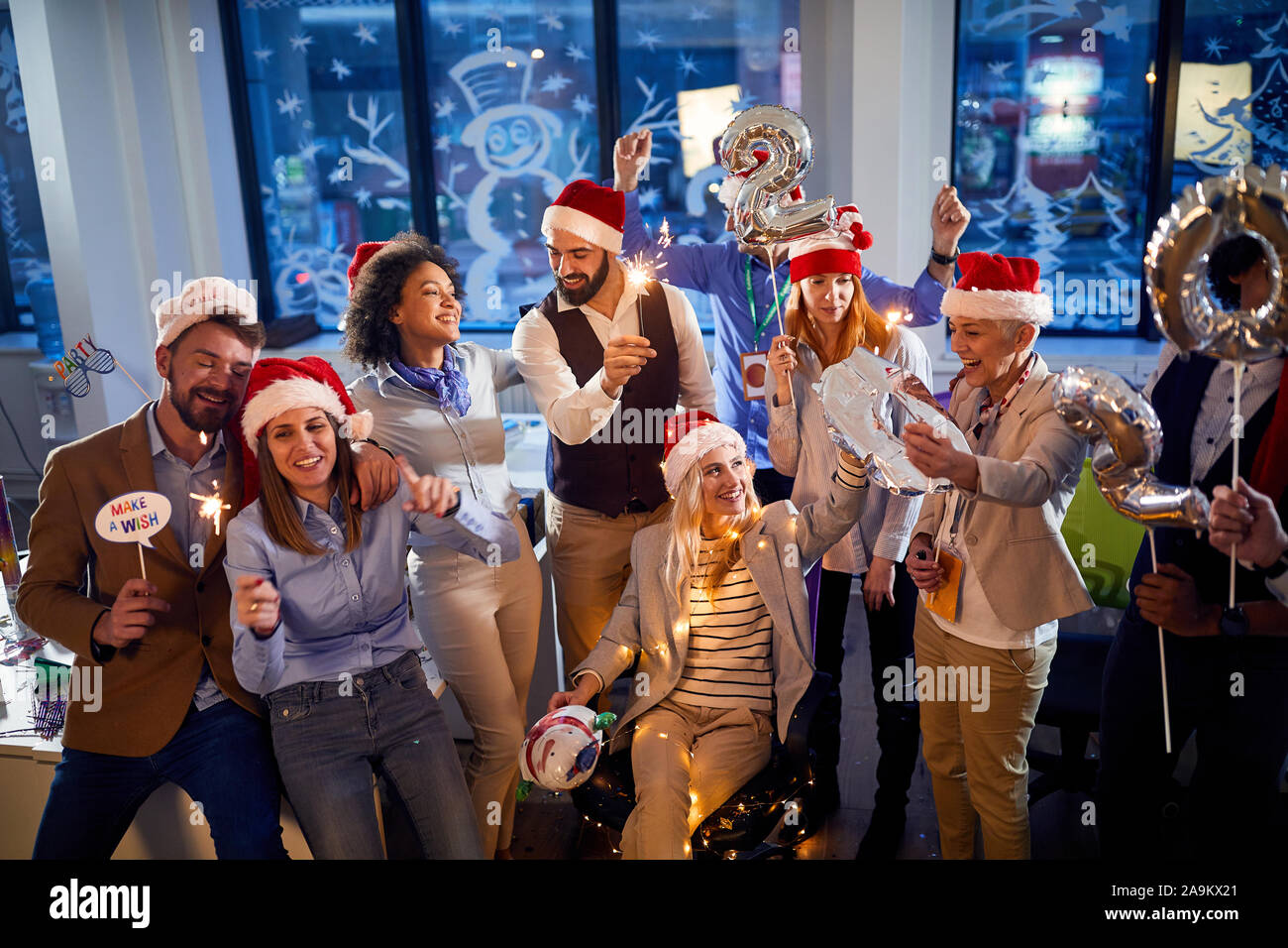 Felice giovane gente di affari in cappelli di Babbo Natale celebrando holiday.Buon Natale e Felice Anno Nuovo Foto Stock
