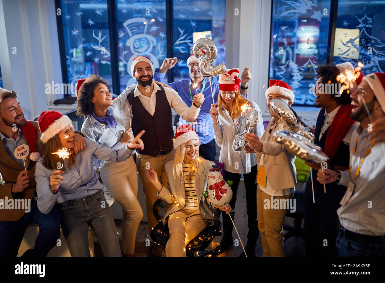 Felice giovane team business di cappelli di Babbo Natale celebrare la vacanza al lavoro.Buon Natale e Felice Anno Nuovo Foto Stock