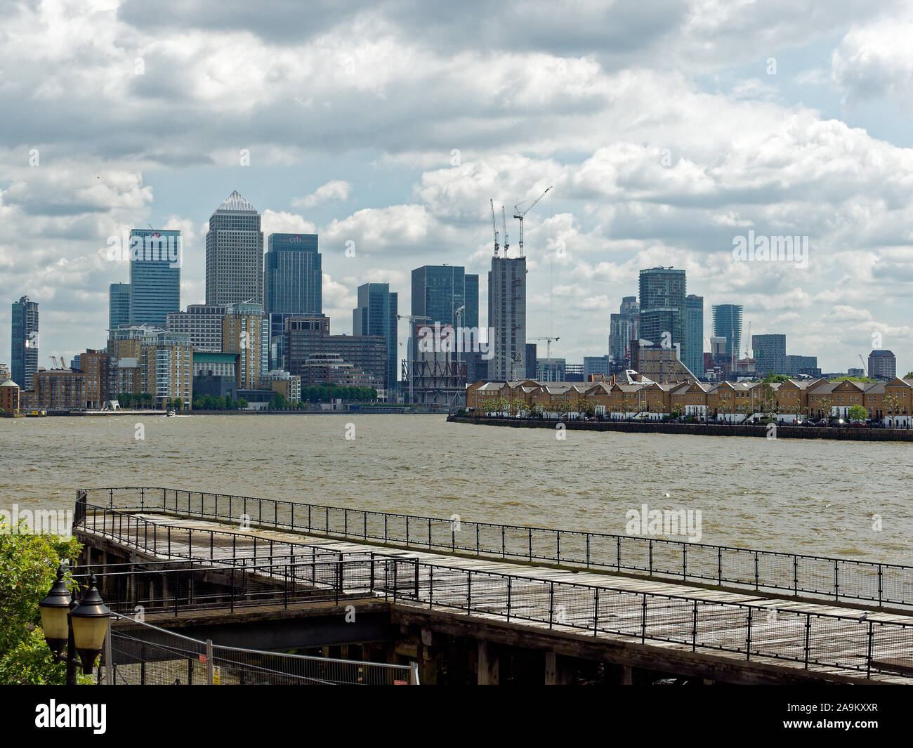 Vista sul Canary Wharf skyline (al centro e a sinistra) e Rotherhithe (a destra) dal libero scambio Wharf oltre il molo (Limehouse, Londra, Regno Unito) Foto Stock