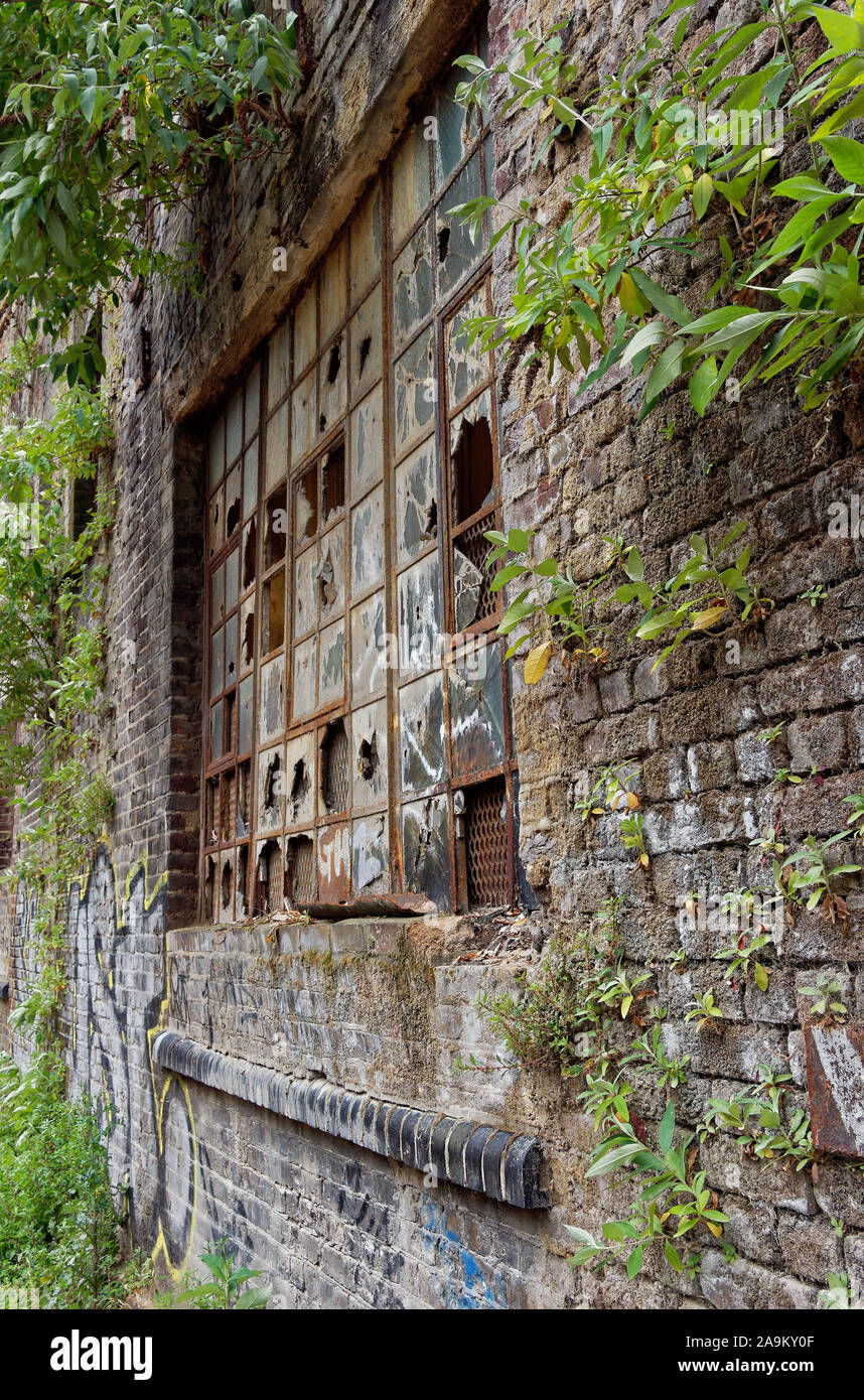 Dettagli di un trascurato post-edificio industriale lungo il Limehouse tagliare canal in Limehouse, London, Regno Unito Foto Stock